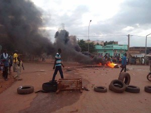 tension violence manifestation foule flamme bamako 300x225